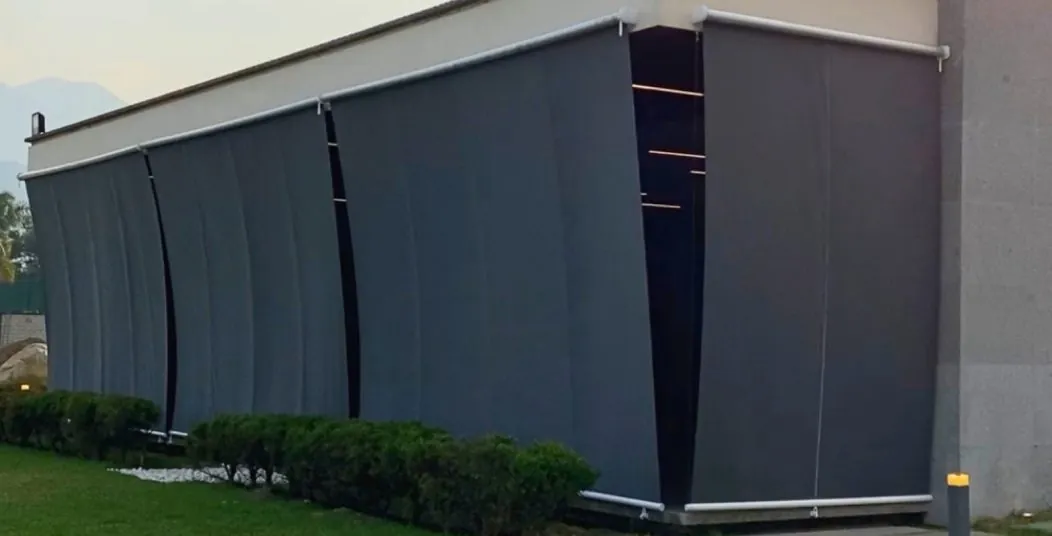 Toldo de caída vertical instalado por Caluso Home