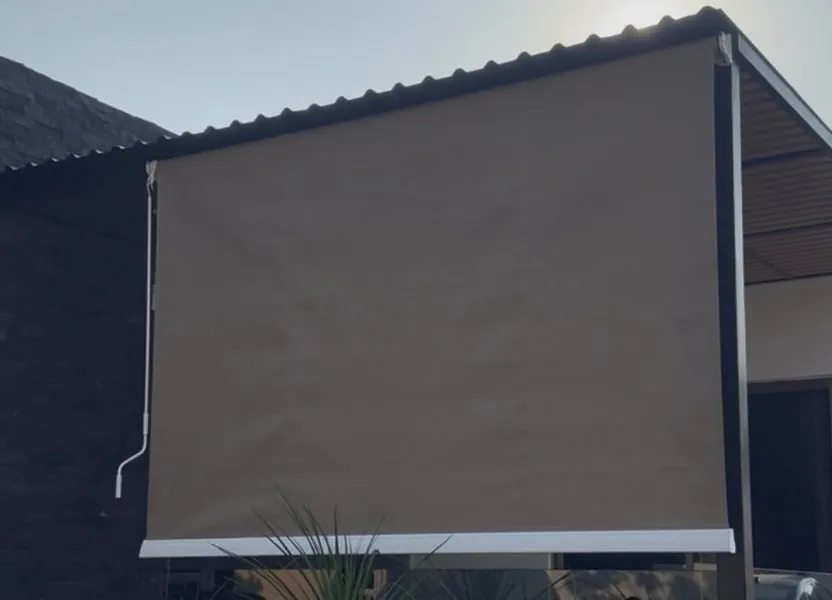 Toldo de caída vertical instalado por Caluso Home