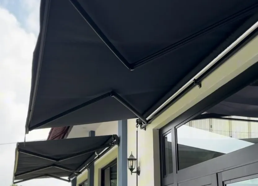 Toldo de brazos retráctiles instalado por Caluso Home