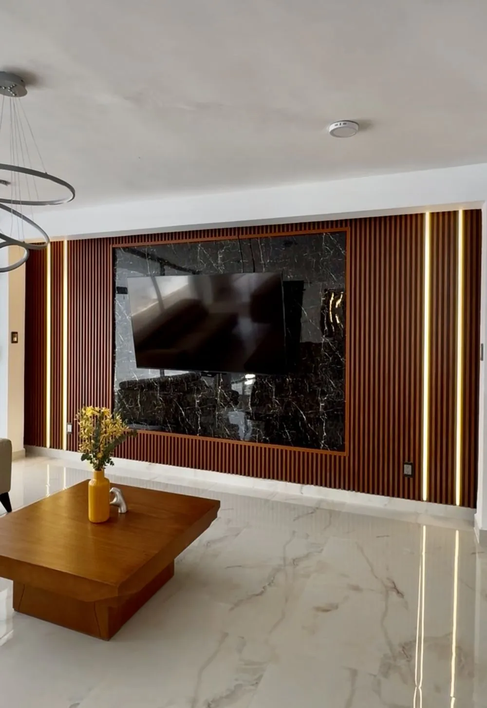 Muro con lambrín y LED instalado por Caluso Home