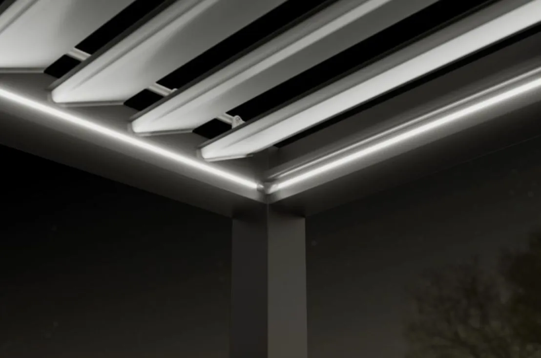 Pérgola bioclimática con luz LED perimetral